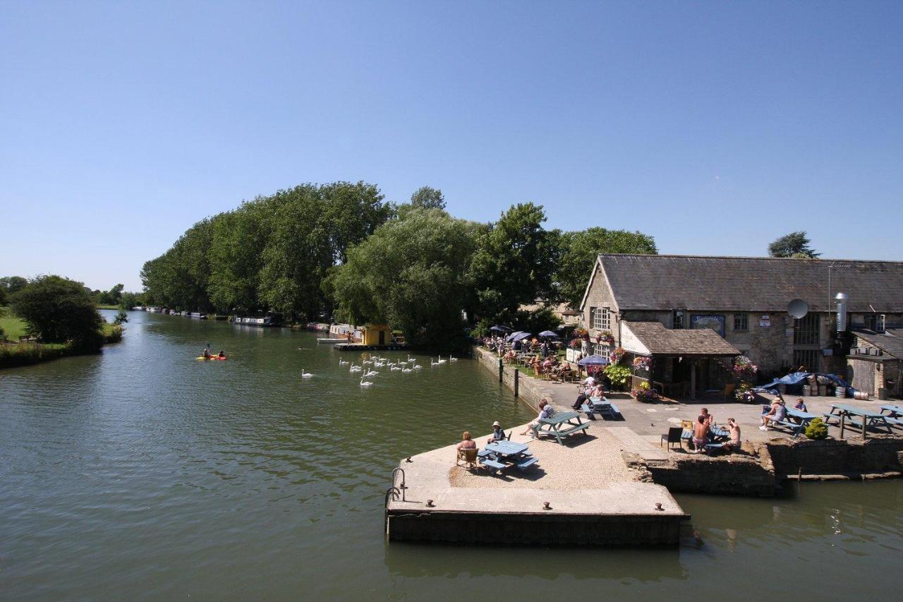 The Riverside Lechlade Kültér fotó