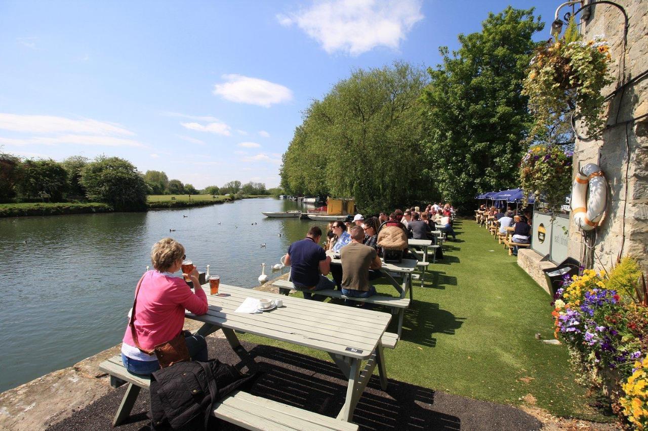 The Riverside Lechlade Kültér fotó