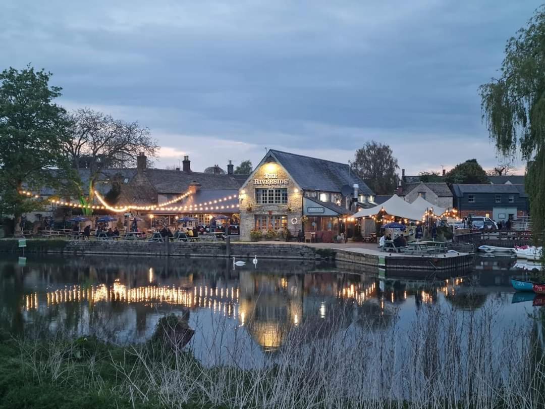 The Riverside Lechlade Kültér fotó