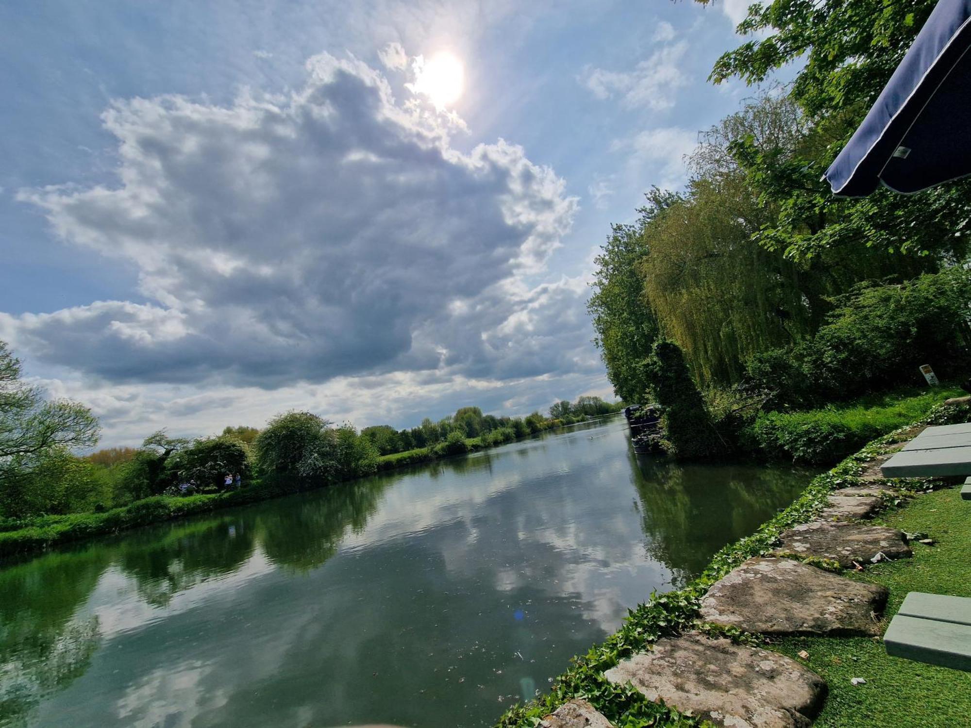 The Riverside Lechlade Kültér fotó