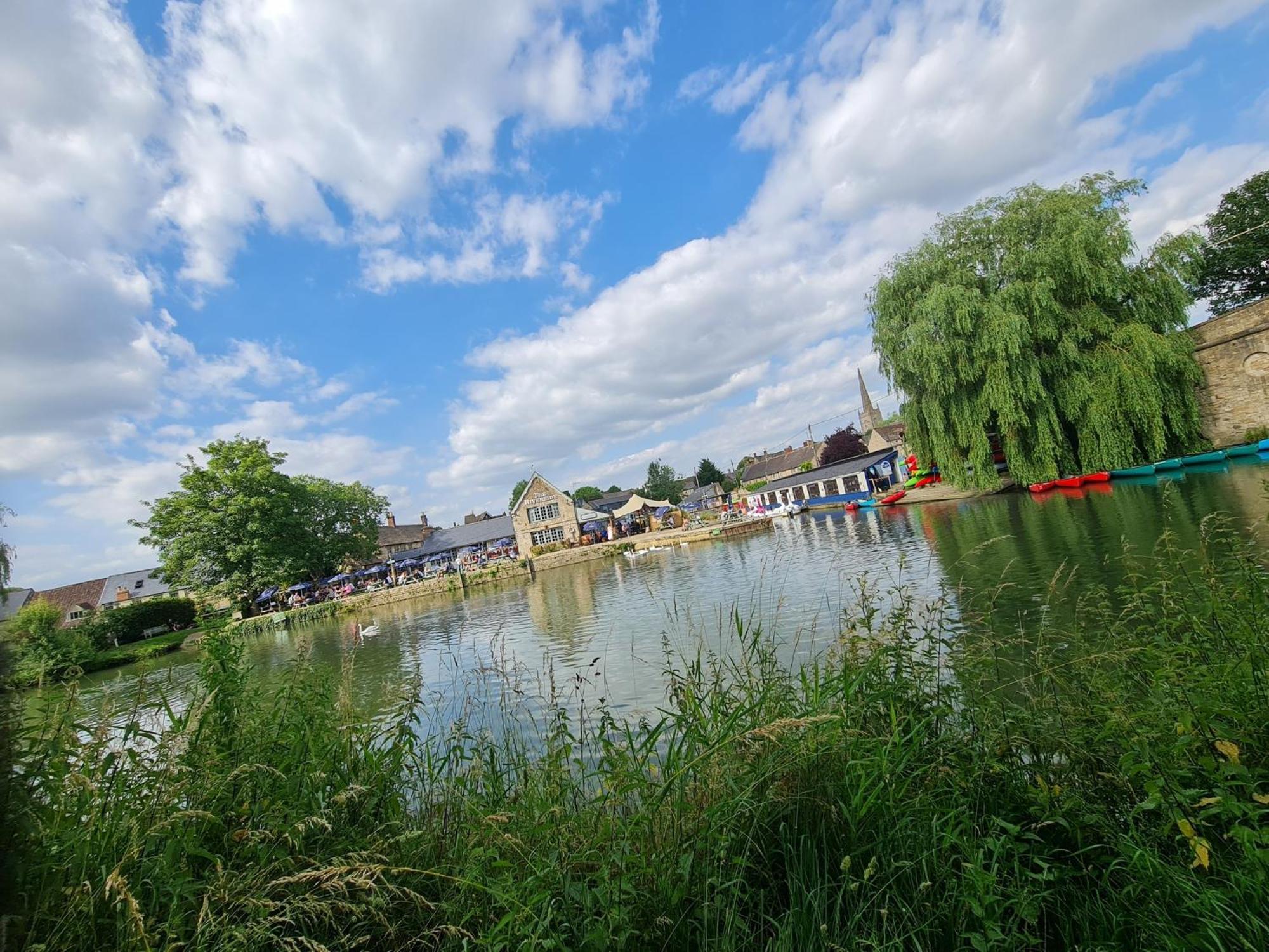The Riverside Lechlade Kültér fotó
